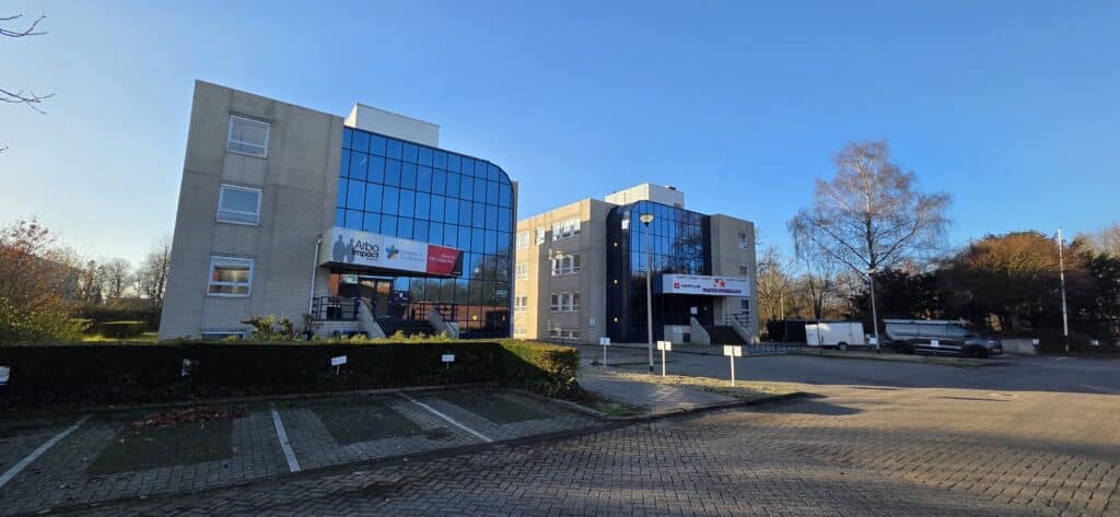 Kantoorpand met glazen gevel en representatieve uitstraling na reiniging