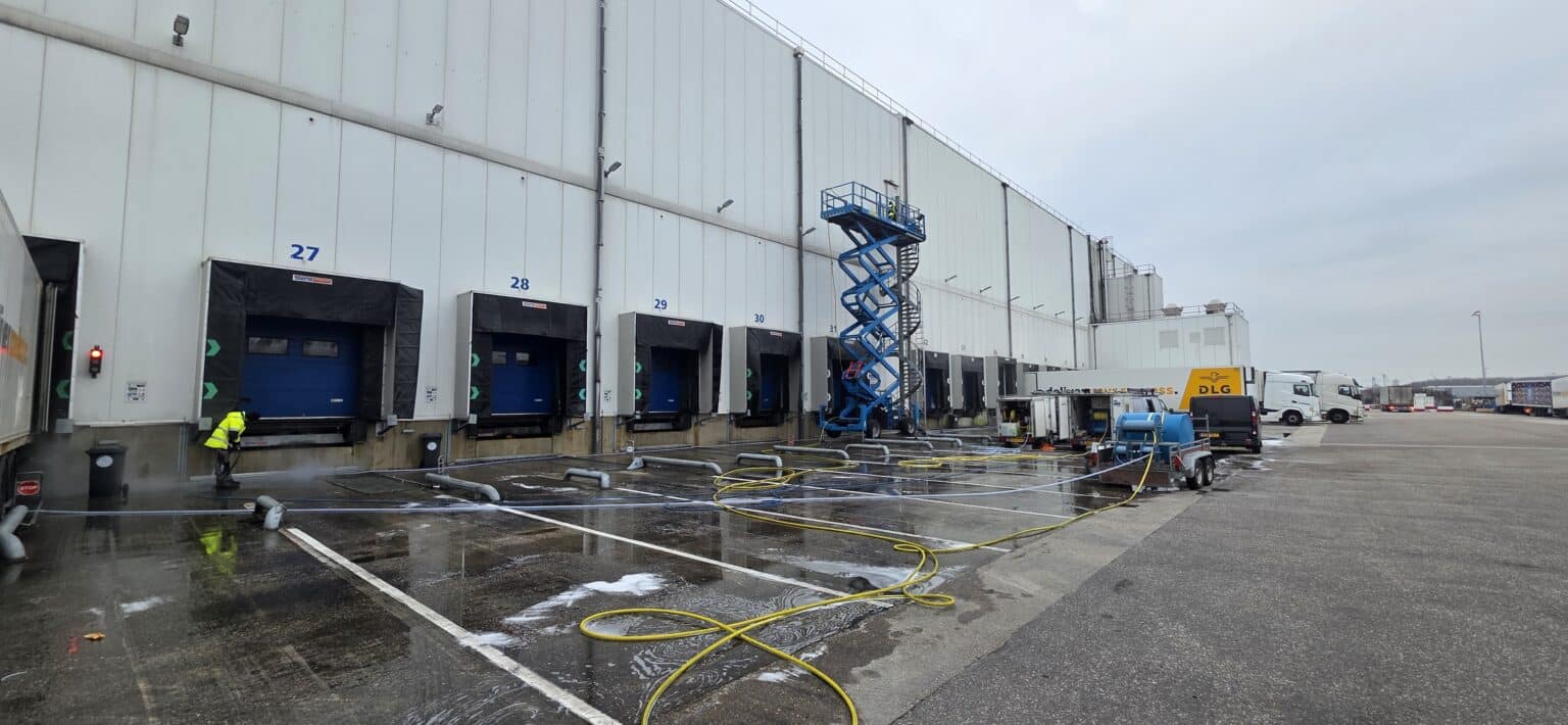 Grote logistieke hal met docks en gereinigde gevel