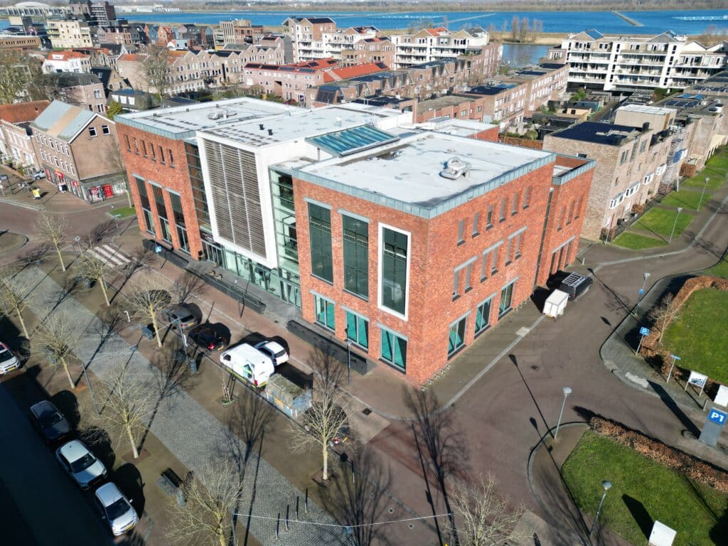 Kantoorpand The Lobby in Oud-Beijerland van bovenaf gezien
