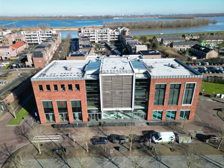 Dakreiniging Verzamelgebouw met moderne gevel en entree in Oud-Beijerland