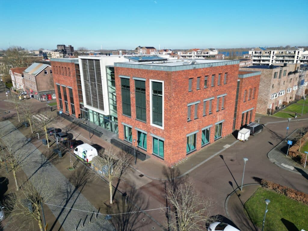 Representatief kantoorpand met schone gevel en ramen