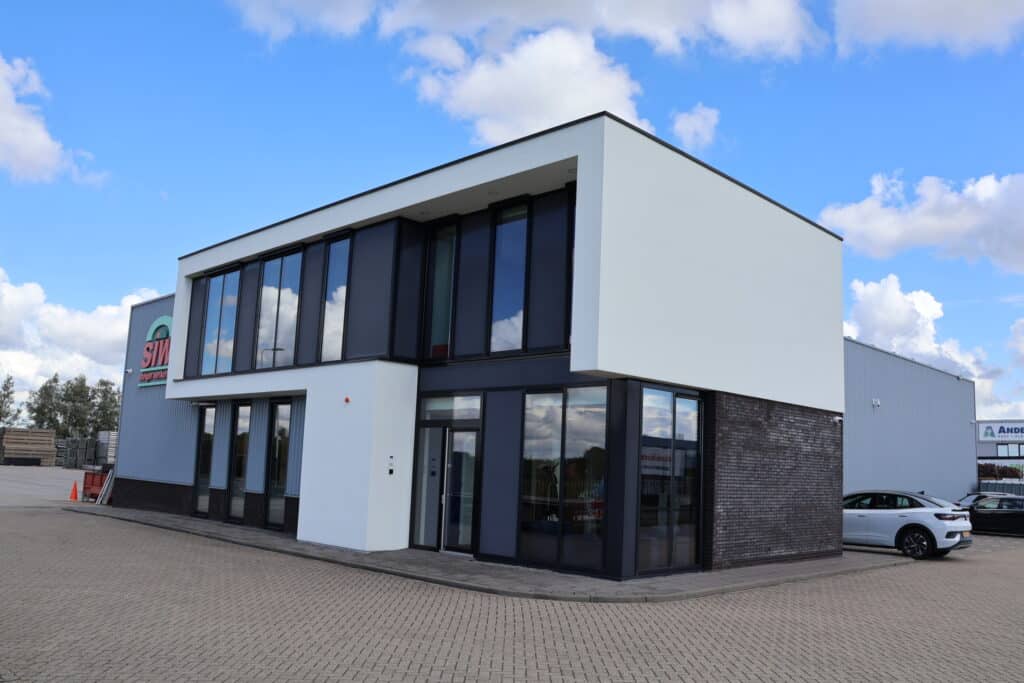 Modern bedrijfspand van SIW Steigerbouw in Numansdorp